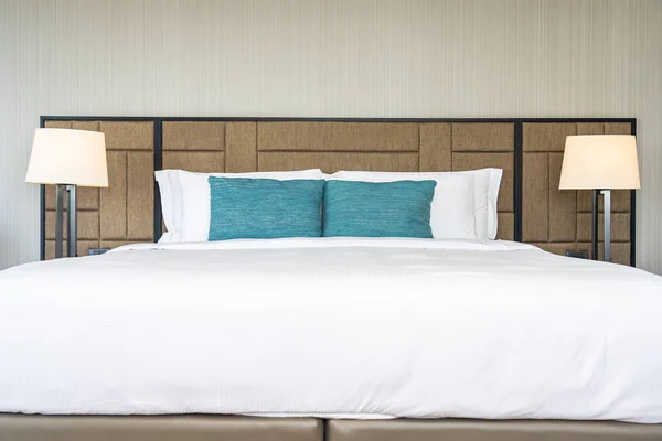 Λευκό άνετο μαξιλάρι στο εσωτερικό διακόσμηση κρεβάτι — Φωτογραφία Αρχείου