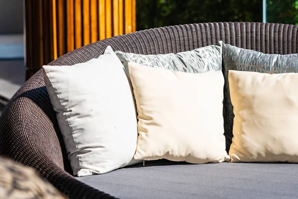 Удобная подушка на диване украшения кресла на открытом воздухе — стоковое фото