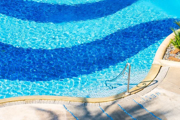 Hermoso paisaje al aire libre de piscina en el complejo hotelero para — Foto de Stock