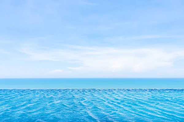 Prachtige buiten landschap van Infinity zwembad in Hotel r — Stockfoto