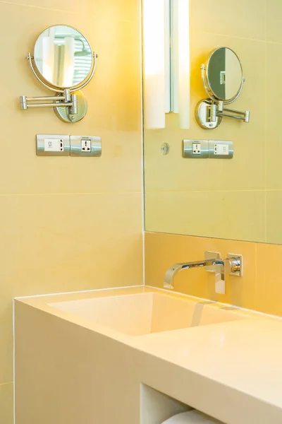 Évier blanc avec décoration de robinet d'eau dans la salle de bain — Photo