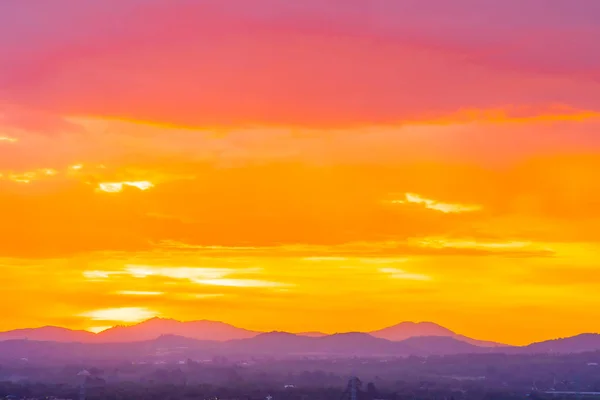 Schöne Landschaft mit Sonnenaufgang oder Sonnenuntergang über den Bergen — Stockfoto