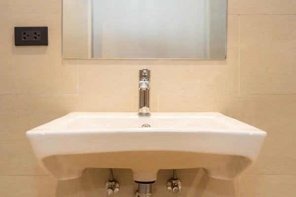 Fregadero blanco con decoración de grifo de agua en el baño — Foto de Stock