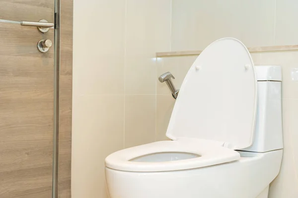 Toaleta miska siedzenia we wnętrzu łazienki — Zdjęcie stockowe