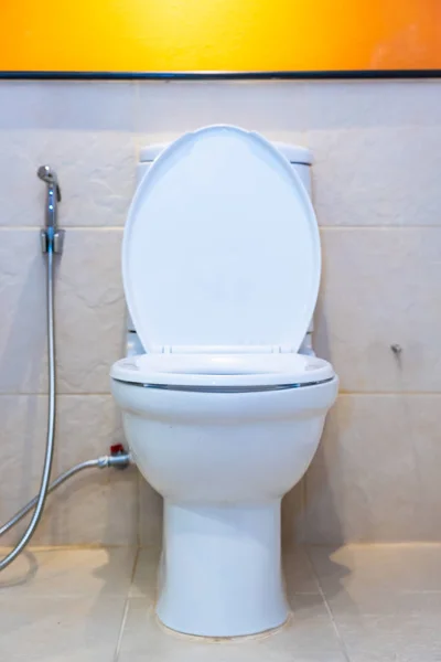 Branco vaso sanitário assento decoração interior — Fotografia de Stock