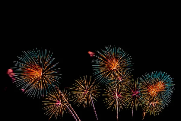 Прекрасный красочный фейерверк ночью для празднования — стоковое фото
