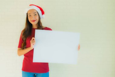 Güzel Asyalı genç kadınların portresi beyaz kart gösteriyor.