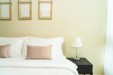 Yatak dekorasyonunda beyaz rahat yastık.