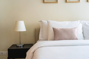 Yatak dekorasyonunda beyaz rahat yastık.