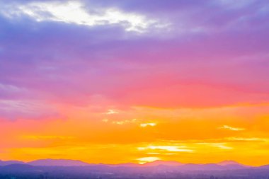 Güneşin doğuşuyla ya da dağda günbatımıyla güzel bir manzara