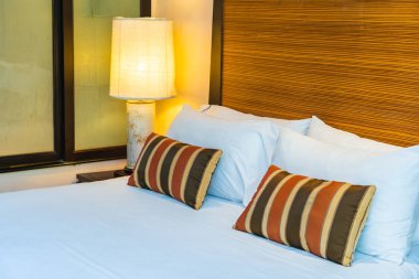 Yatak dekorasyonunda beyaz rahat yastık.