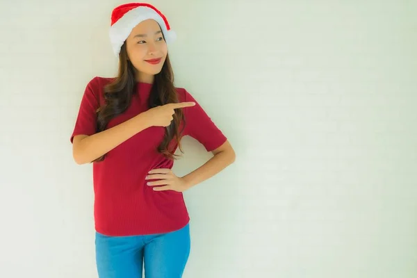 Retrato bonito jovem asiático mulheres vestindo santa chapéu para celebridade — Fotografia de Stock