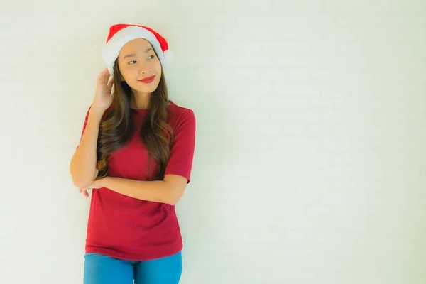 Retrato bonito jovem asiático mulheres vestindo santa chapéu para celebridade — Fotografia de Stock