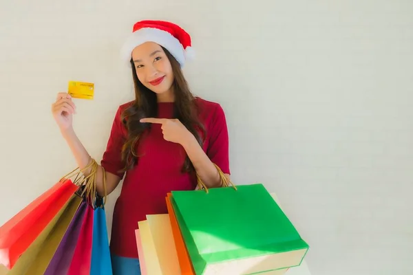 Porträtt vackra unga asiatiska kvinnor bär jul Santa hat wi — Stockfoto