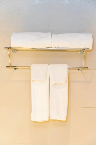 Serviette blanche confortable sur la décoration murale dans la salle de bain — Photo