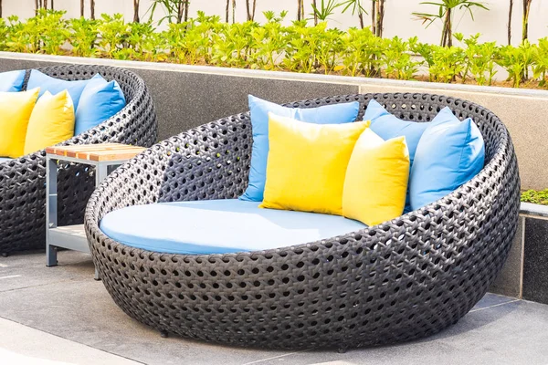 Patio exterior en el jardín con sofá silla y almohada decoratio — Foto de Stock
