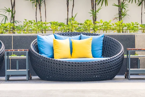 Terras in de tuin met sofa stoel en kussen decoratie — Stockfoto