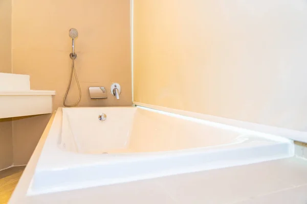 Интерьер ванной комнаты с водяным покрытием — стоковое фото