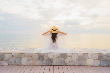 Güzel Asyalı genç kadınların portresi. Gülümseyin. Rahatlayın.