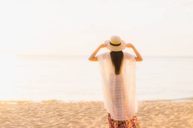 Güzel Asyalı genç kadınların portresi. Gülümseyin. Rahatlayın.