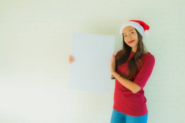 Güzel Asyalı genç kadınların portresi beyaz kart gösteriyor.