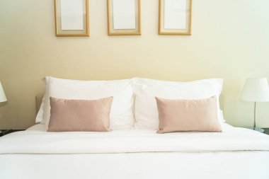 Yatak dekorasyonunda beyaz rahat yastık.