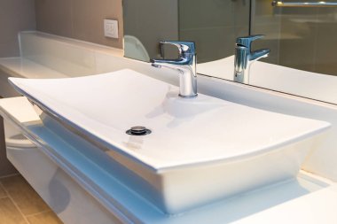 Su yüzeyi ve beyaz lavabo iç dekorasyonu