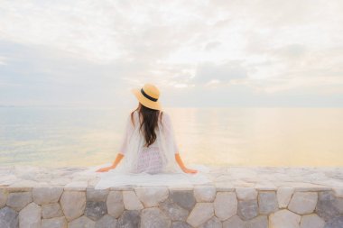 Güzel Asyalı genç kadınların portresi. Gülümseyin. Rahatlayın.