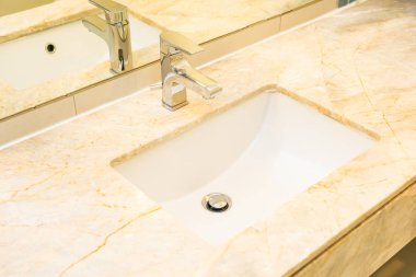 Su musluk ve lavabo dekorasyon iç