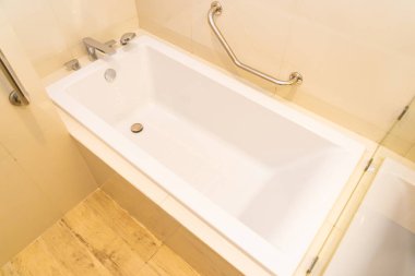 Tuvaletin içi boş beyaz küvet dekorasyonu