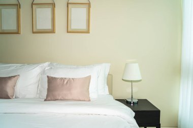 Yatak dekorasyonunda beyaz rahat yastık.