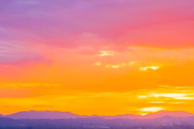 Güneşin doğuşuyla ya da dağda günbatımıyla güzel bir manzara