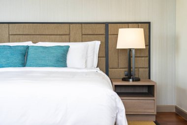 Yatak dekorasyonunda beyaz rahat yastık.