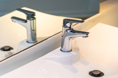 Su yüzeyi ve beyaz lavabo iç dekorasyonu