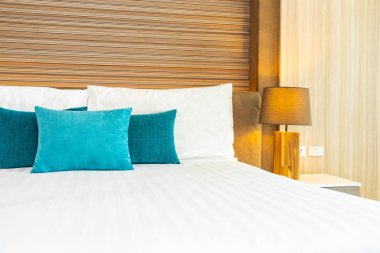 Yatak dekorasyonunda beyaz rahat yastık.