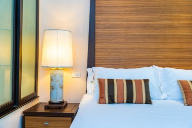 Yatak dekorasyonunda beyaz rahat yastık.