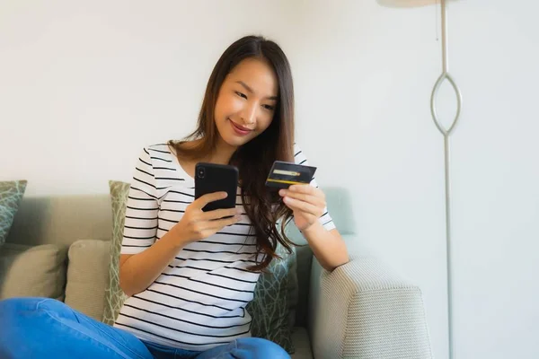 Ritratto belle giovani donne asiatiche con carta di credito mobile pho — Foto Stock