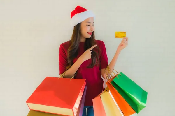 Porträtt vackra unga asiatiska kvinnor bär jul Santa hat wi — Stockfoto