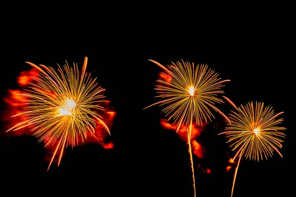 Krásný barevný ohňostroj displej v noci na oslavu — Stock fotografie