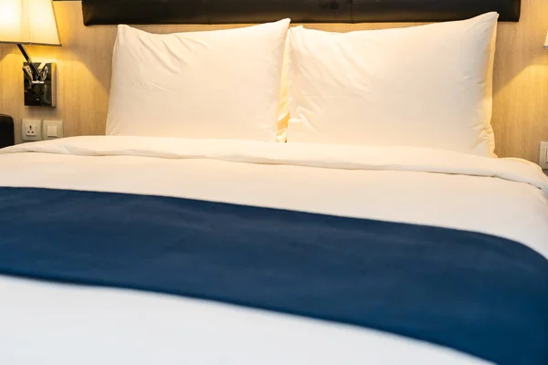 Branco travesseiro confortável e cobertor na decoração da cama no leito — Fotografia de Stock