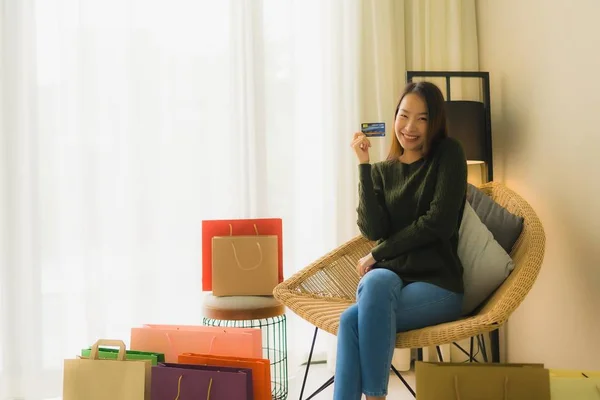 Retrato hermosa joven asiático mujeres utilizando ordenador portátil o sm — Foto de Stock