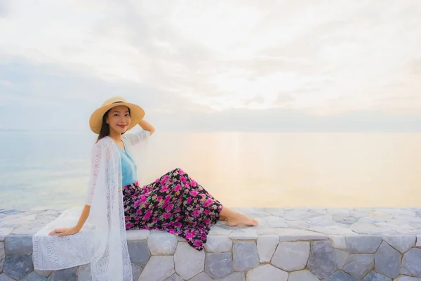 Портрет красивые молодые азиатские женщины счастливая улыбка расслабиться вокруг себя — стоковое фото