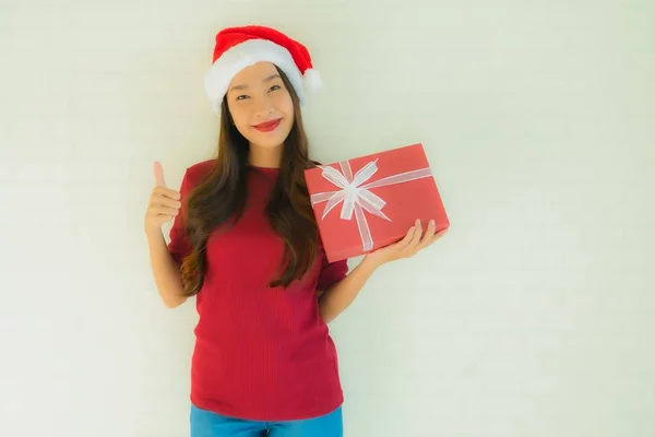 Ritratto belle giovani donne asiatiche indossare cappello di Babbo Natale — Foto Stock