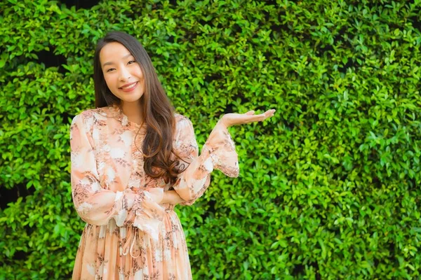 Retrato bonito jovem asiático mulheres feliz sorriso ao redor ao ar livre — Fotografia de Stock