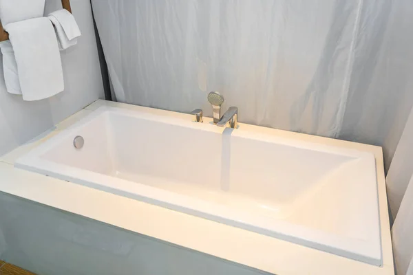 White luxury bathtub decoration interior — Stock Photo, Image