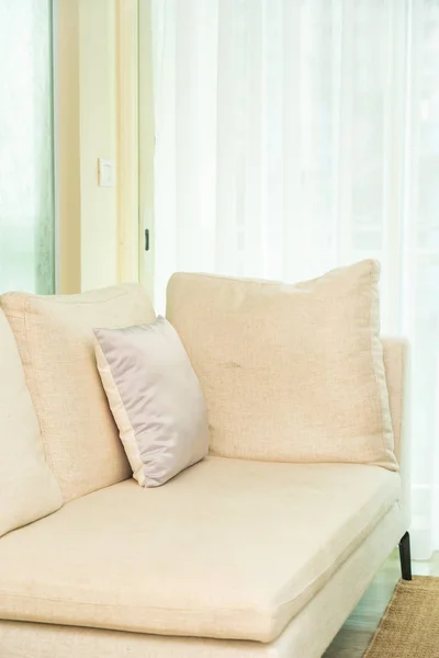 Bequemes Kissen auf Sofa-Dekoration mit hellen Lampen-Interieur — Stockfoto