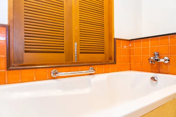 空の白い浴槽の装飾トイレのインテリア — ストック写真