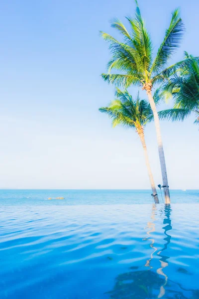 Oteldeki yüzme havuzunun güzel manzarası. — Stok fotoğraf