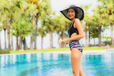 Güzel Asyalı genç kadınların portresi. Gülümseyin. Rahatlayın.