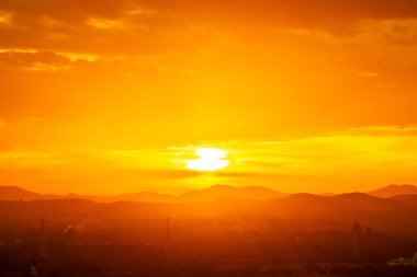 Güneşin doğuşuyla ya da dağda günbatımıyla güzel bir manzara